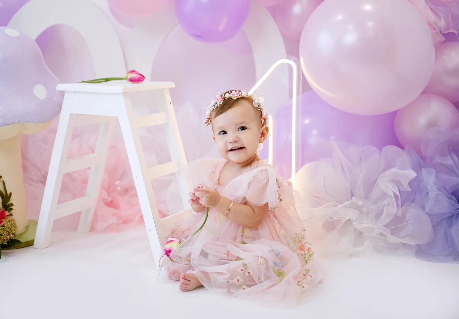 Bebê sentado sozinho, marco dos primeiros meses, Loh Dias Fotografia em Barreiras, BA