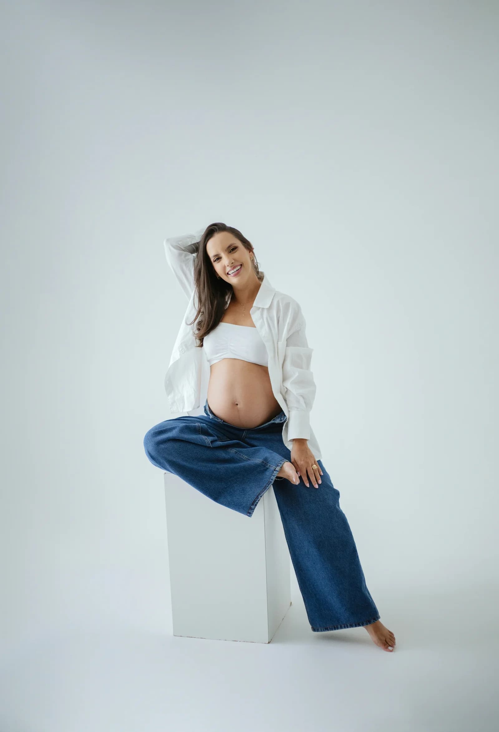 Gestante com as mãos na barriga, ensaio Loh Dias Fotografia em Barreiras, BA