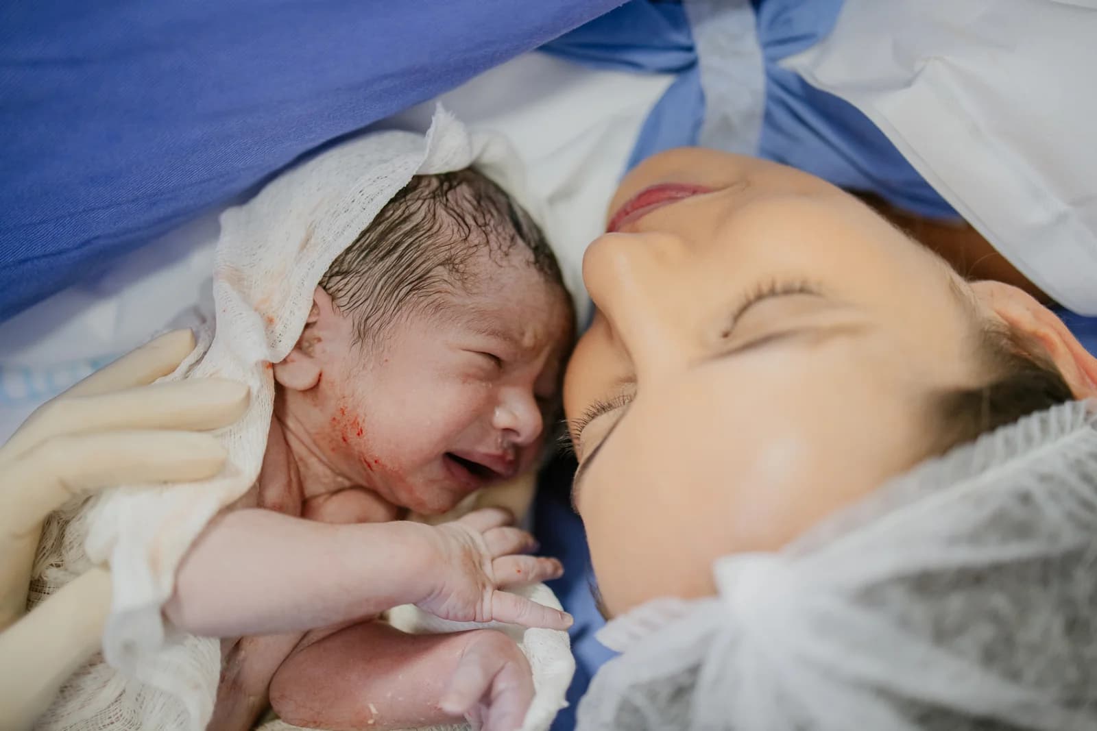 Mãe e bebê rosto a rosto logo após o parto, Loh Dias Fotografia em Barreiras, BA